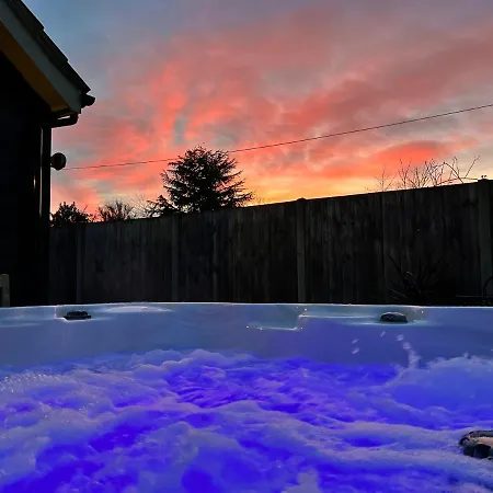 Saving Grace With Private Hot Tub Villa Bawdeswell Exterior photo