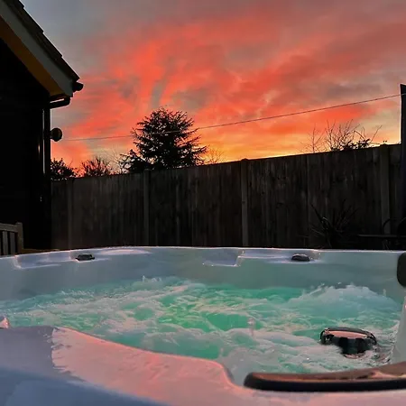 Saving Grace With Private Hot Tub Villa Bawdeswell Exterior photo